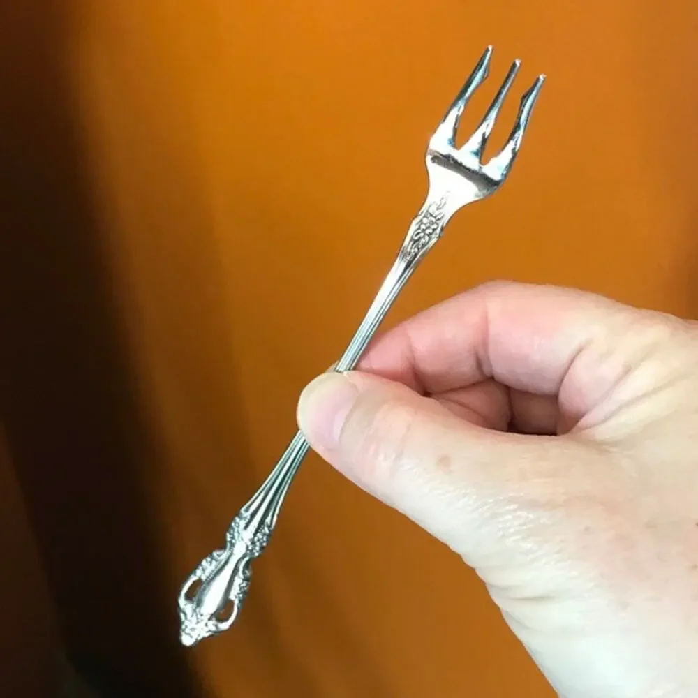 Oneida Distinction Deluxe Raphael Stainless 6” Cocktail /Olive Forks Set of 5